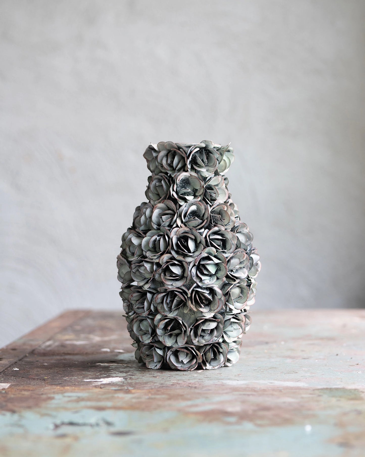 Dekorativ Vas Ofelia Blommig Grön Ø20x30cm Metall I lager: Vecka 38