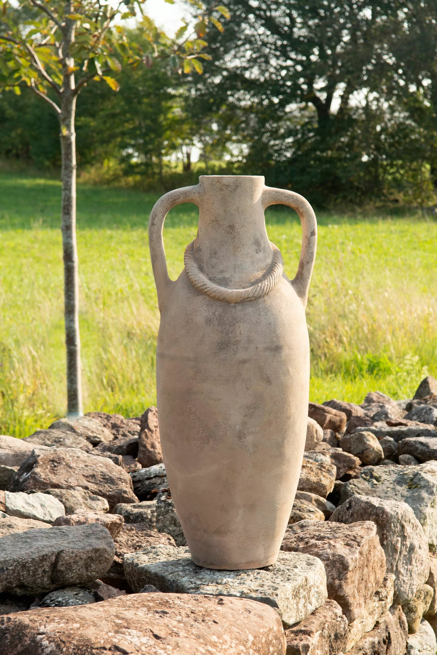 Dekorativ Vas Med Öra Afrodite Ø31x8,5x74cm I lager: Vecka 13