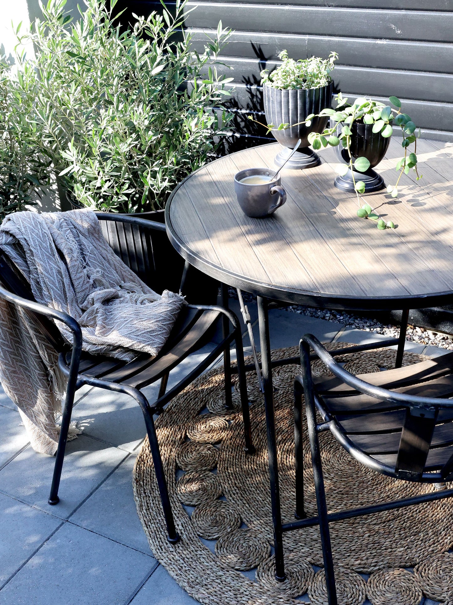 Trädgårdsmöbel Cafeset med 2 stolar och 1 bord H77/Ø90 cm antikt kol drop