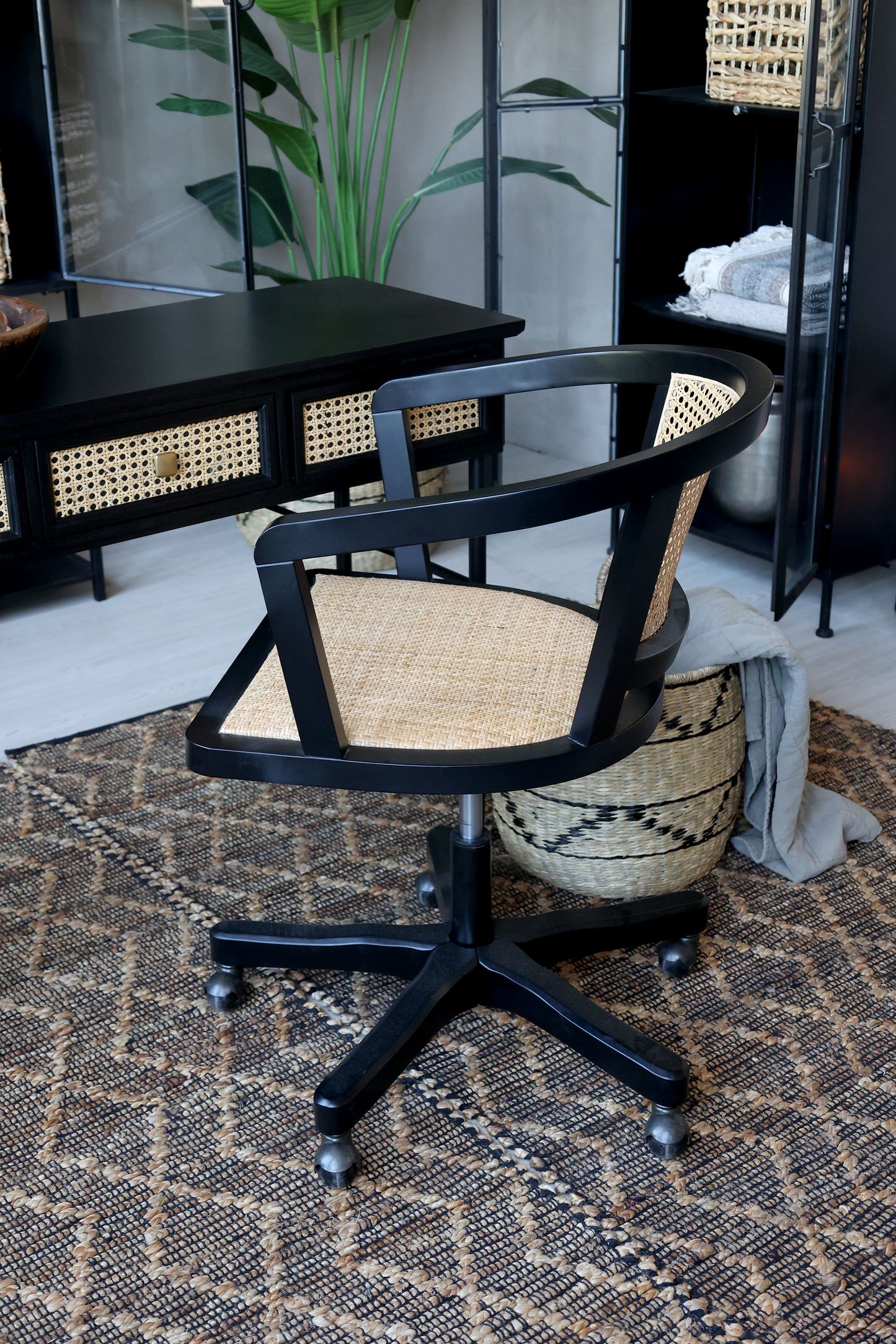 Stol Kontorsstol med flätad sits & rygg H80/L60/B60 cm antiksvart drop