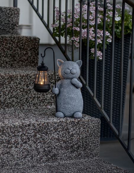 Trädgårdsbelysning DIV. Soldriven Katt med lykta I lager vecka 10
